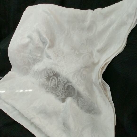 VINTAGE REGAL ARTISTRY DAMASK CREAM FULL SIZED TABLECLOTH, SATINY & DELICIOUS! - Picture 3 of 11